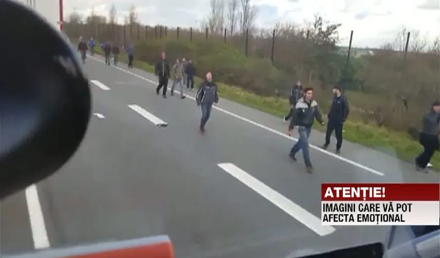 Imagini halucinante în Franţa. Un şofer de TIR întră într-un grup de imigranţi VIDEO