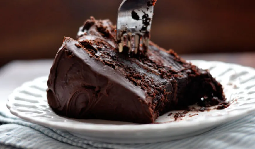 DESERT DELICIOS: Tort de ciocolată neagră fără făină