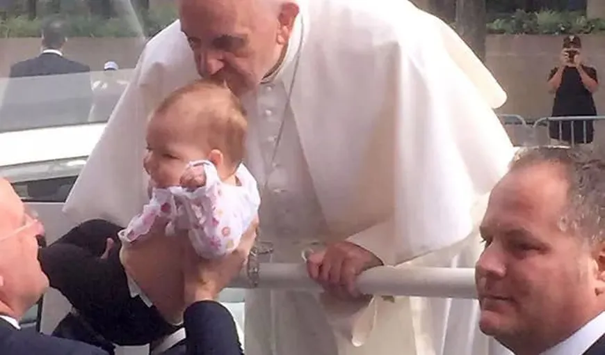 Minunile Papei Francisc: O fetiţă s-ar fi vindecat de o tumoră la creier după sărutul dat de Suveranul Pontif