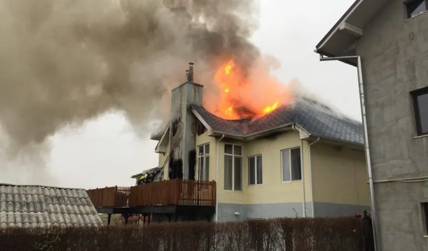 Incendiu VIOLENT la o casă în Dej. Pompierii au rămas fără apă, flăcările s-au extins