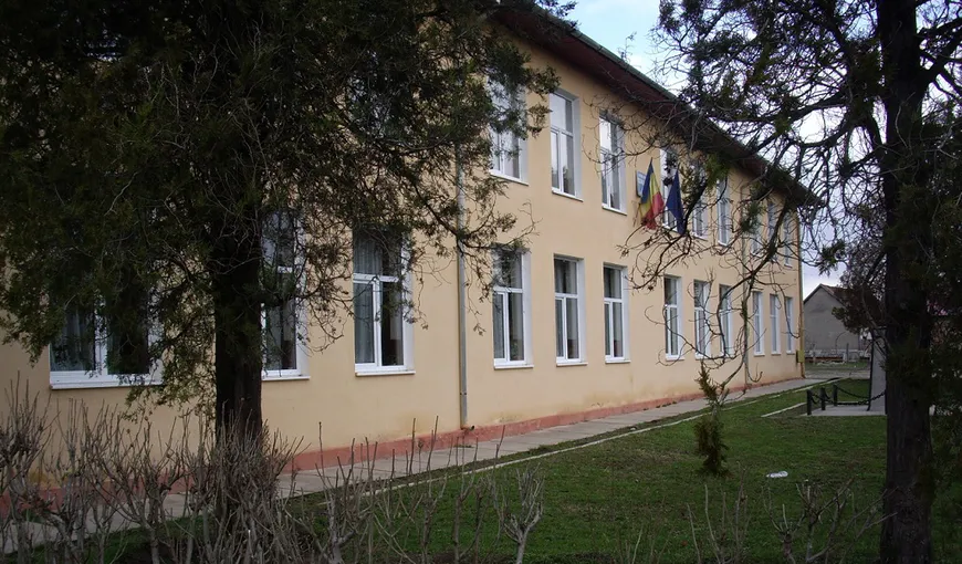 ALERTĂ cu bombă la un liceu din Hunedoara. Peste 900 de elevi au fost EVACUAŢI UPDATE