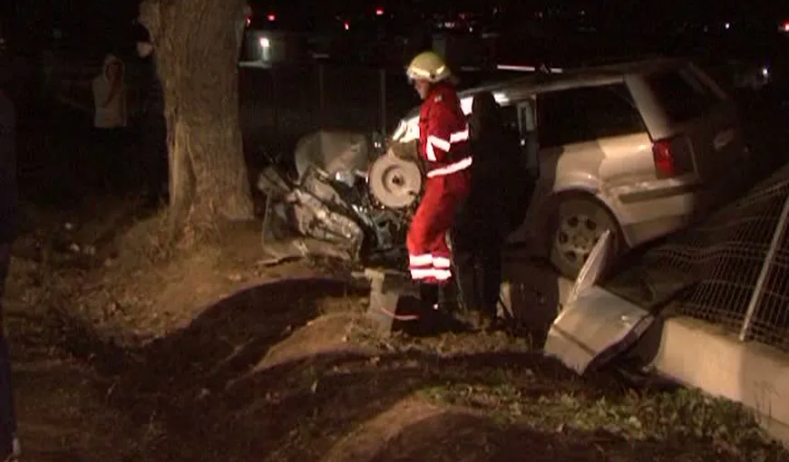Accident SPECTACULOS în Suceava. Un şofer a scăpat ca prin minune după ce a intrat cu maşina într-un pom VIDEO