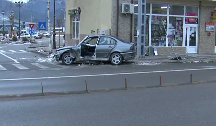 ACCIDENT la Gura Humorului: Un şofer a ajuns cu maşina pe trotuar din cauza poleiului VIDEO