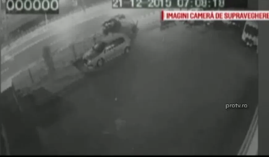 Accident spectaculos în Capitală. O maşină s-a rostogolit de câteva ori, apoi s-a oprit într-un gard VIDEO