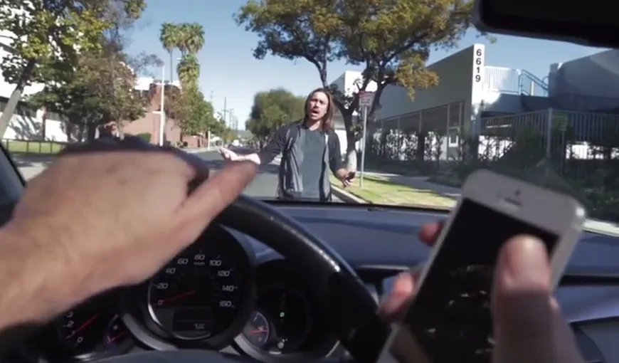 NEATENŢIA UCIDE! Un material video arată ce fac şoferii în trafic şi ce se poate întâmpla când te uiţi la telefon