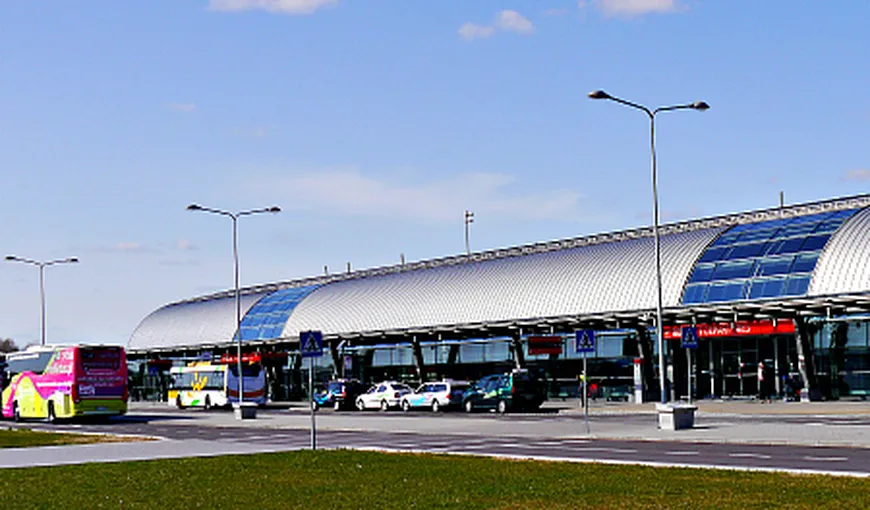 Aeroport din Varşovia EVACUAT de urgenţă după o alertă cu bombă