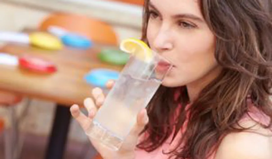 Mit sau adevăr: apa cu lămâie ajută la detoxifiere şi slăbit?