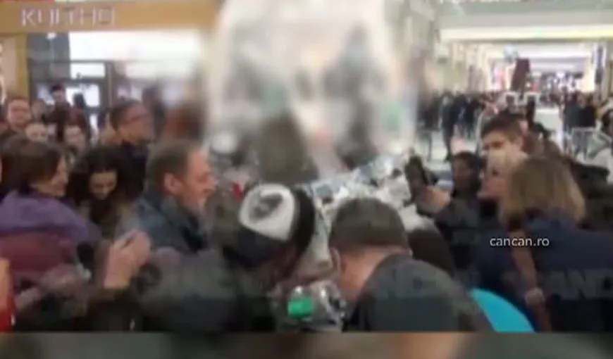 SCENE JENANTE într-un mall din Capitală. Oamenii s-au îmbulzit să fure cosmeticele dintr-un brad de Crăciun VIDEO