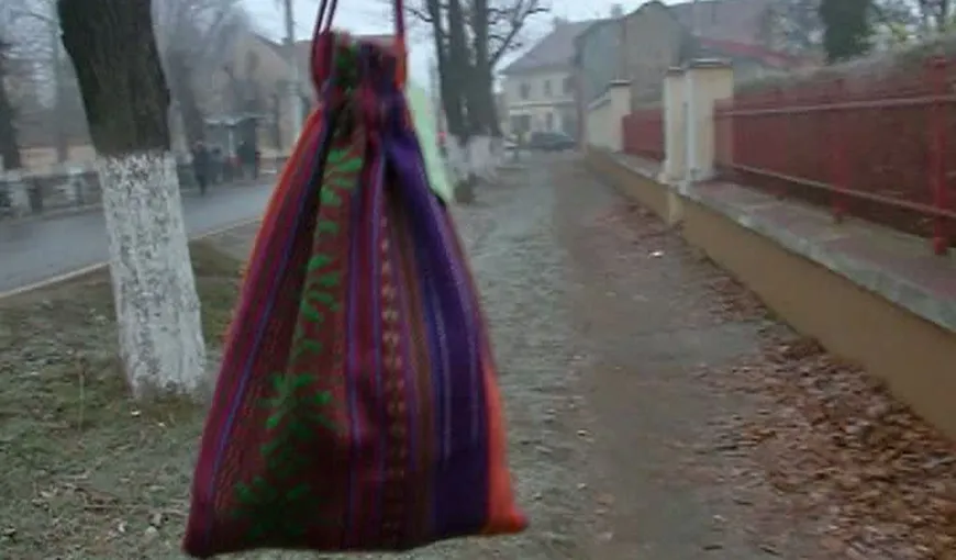 Vânătoare de cadouri într-un sat din România. Oamenii găsesc la porţi săculeţi cu daruri