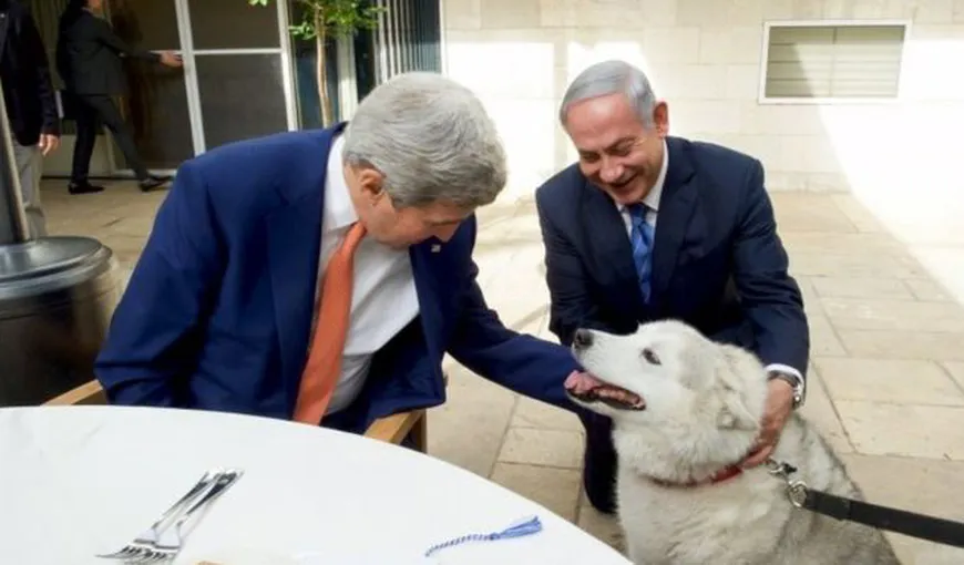 Câinele premierului israelian a muşcat doi politicieni la ceremonia de aprindere a luminilor de Hanuka