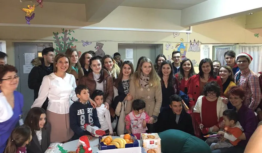 Carmen Iohannis şi elevii săi din Sibiu au împărţit cadouri copiilor sărmani FOTO