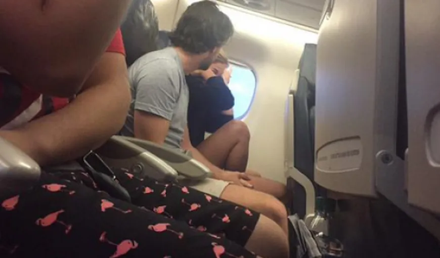 S-au despărţit în avion, iar o pasageră a relatat toată cearta pe Twitter. Ce a urmat este FABULOS