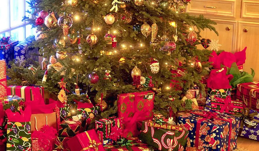 Peste 80% dintre români vor cadouri materiale sub bradul de Crăciun