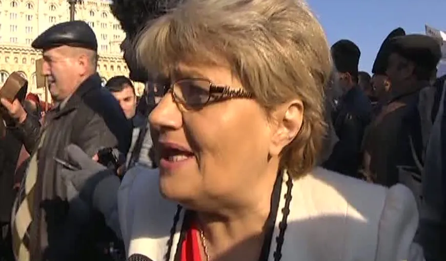 PROTEST la Parlament. Reacţia senatoarei Cristiana Anghel după ce un cioban i-a RUPT foile: „Cât de PROST!” VIDEO