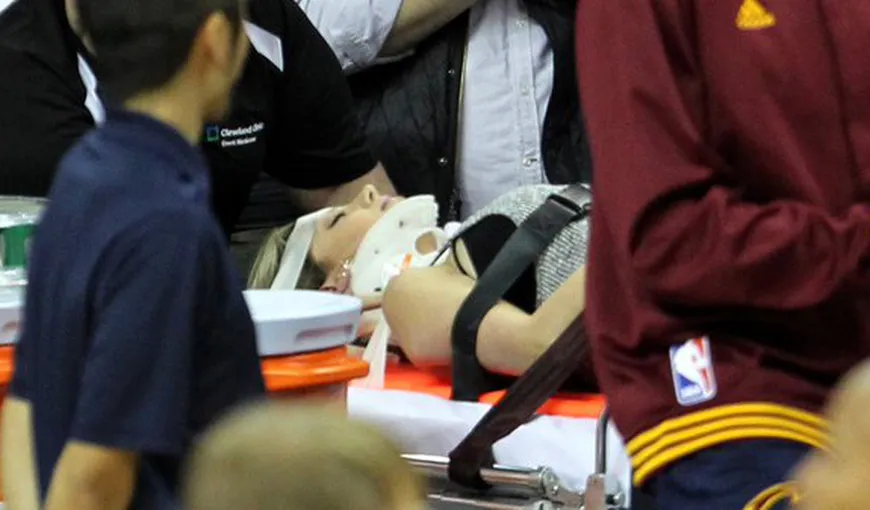 LeBron James a accidentat o spectatoare în timpul unui meci. Victima a fost dusă la spital, cu targa VIDEO