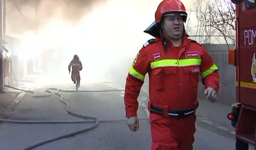 Incendiu puternic într-un târg din Craiova. VIDEO