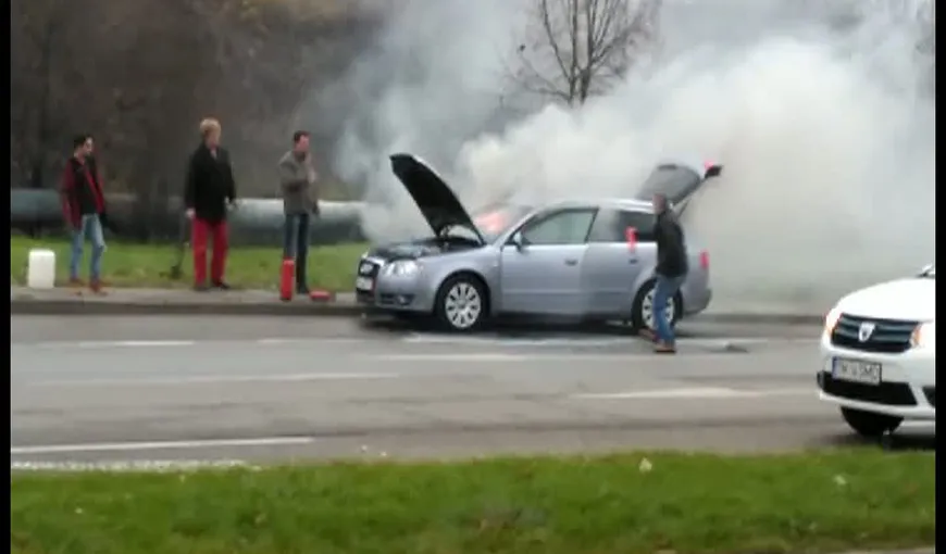 La un pas de catastrofă. O maşină a ars ca o torţă lângă o benzinărie din Arad VIDEO
