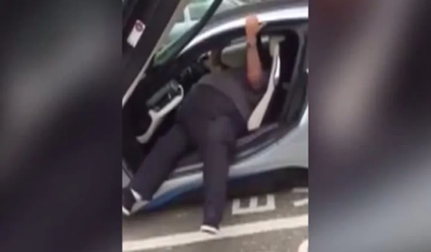 Imagini amuzante în Anglia. Cum a fost surprins un şofer supraponderal în bolidul său VIDEO