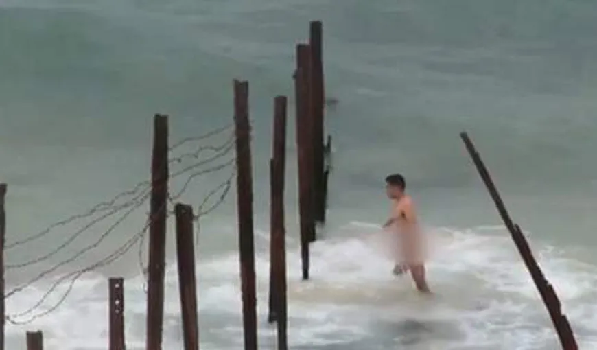 A intrat gol în apă şi a fost omorât de poliţie. Imagini şocante de la Marea Roşie VIDEO