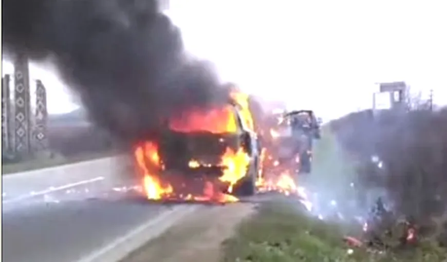 LUGOJ. O maşină a luat foc în trafic. Incendiul a fost urmat de TREI EXPLOZII VIDEO
