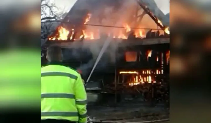 INCENDIU PUTERNIC în Suceava. Flăcările au cuprins o magazie unde erau butelii cu gaz şi oxigen VIDEO