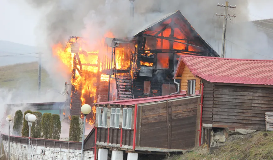 Incendiu în Cluj. O casă a fost mistuită de flăcări