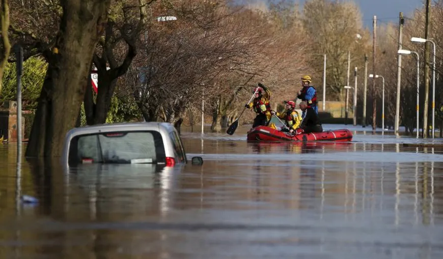 Inundaţii DEVASTATOARE în Marea Britanie. Sute de persoane, evacuate. Cameron vizitează zonele afectate