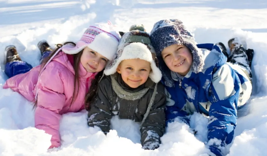 De ce este greşit să înfofoleşti copiii iarna