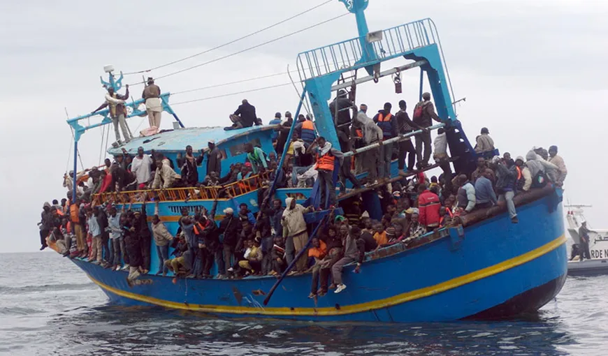 Patru cadavre şi peste 700 de migranţi, recuperaţi de marina italiană din largul Libiei
