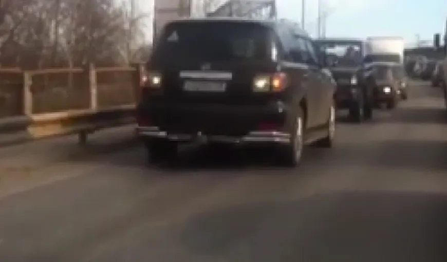 FAZA ANULUI. Ce a păţit un şofer care a vrut să o facă pe şmecherul în ambuteiaj VIDEO