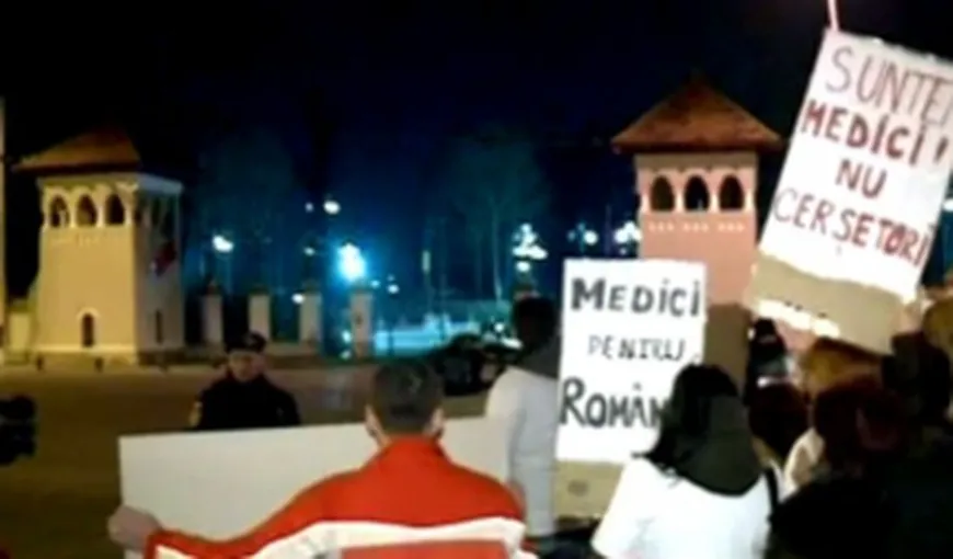 Zeci de absolvenţi ai Facultăţii de Medicină au protestat în faţa Palatului Cotroceni
