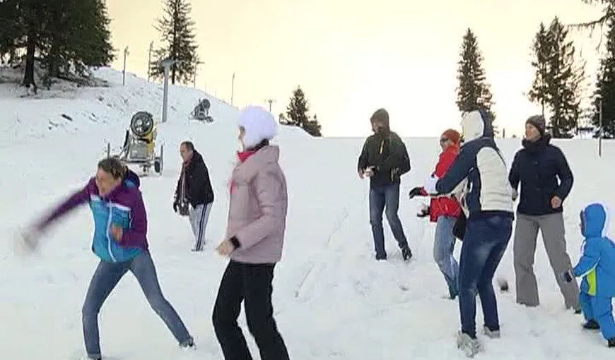 DISTRACŢIE la munte, de Ziua Naţională a României. Turiştii se bucură de prima zăpadă VIDEO