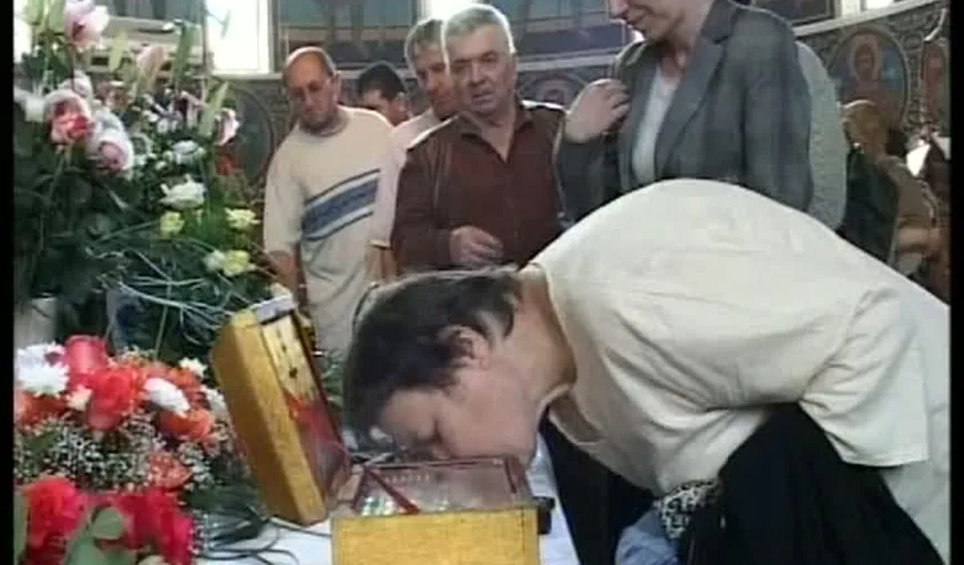 Înşelătorie de proporţii la o mânăstire din Tulcea: Mii de credincioşi s-au închinat la oase de animale VIDEO