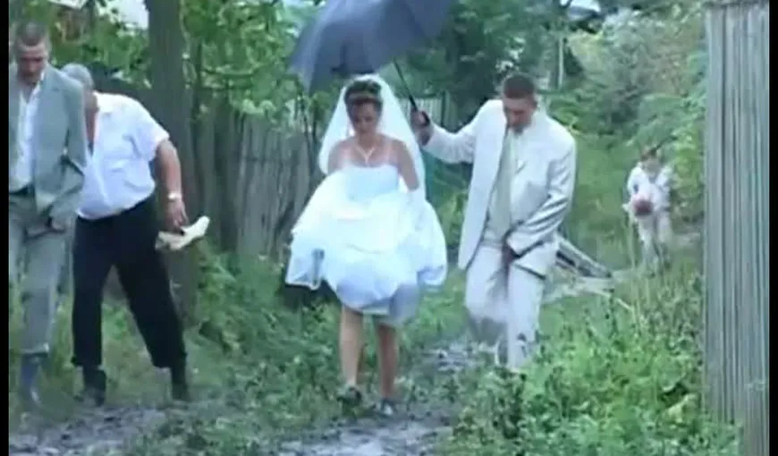 Nuntă la ţară, pe stil rusesc. Imagini excepţionale, cu mirii în noroi VIDEO