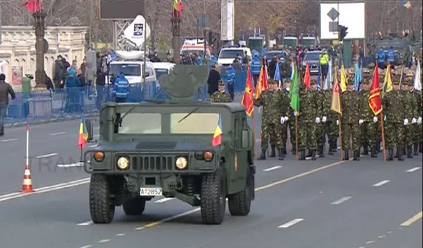 1 Decembrie, paradă de Ziua Naţională a României. Sub Arcul de Triumf, militari, avioane, rachete, tancuri şi blindate