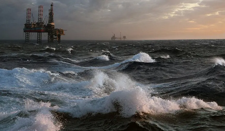O barjă imensă cu 300 de angajaţi ai companiilor BP şi ConocoPhillips, în derivă, în Marea Nordului