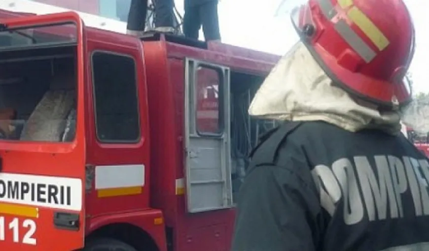 Locatarii unui bloc din Timişoara, evacuaţi în urma unui incendiu care a cuprins un apartament