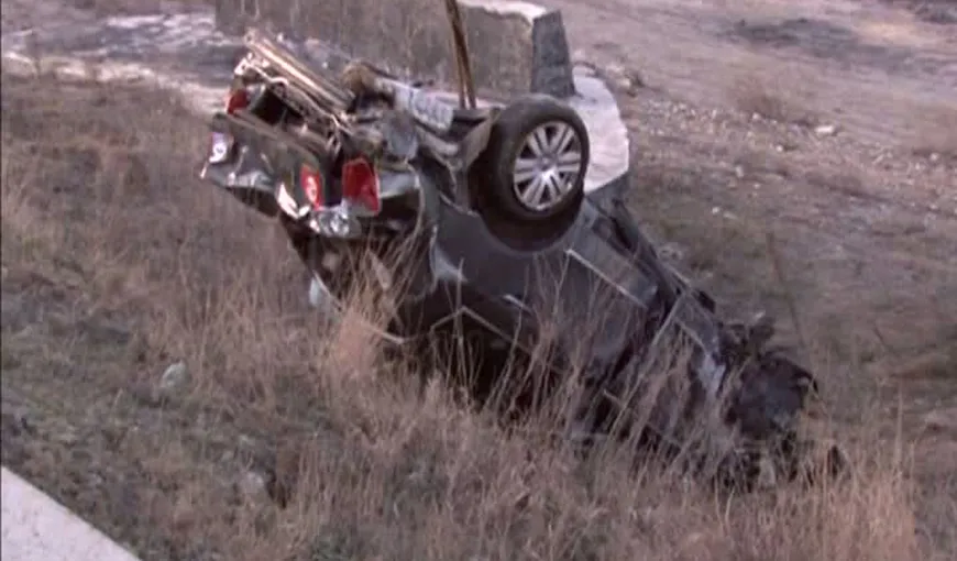 ACCIDENT în Suceava. Un şofer a căzut cu maşina într-o râpă adâncă de 15 metri VIDEO