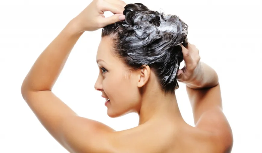 De ce trebuie să îţi periezi părul în timp ce îl şamponezi