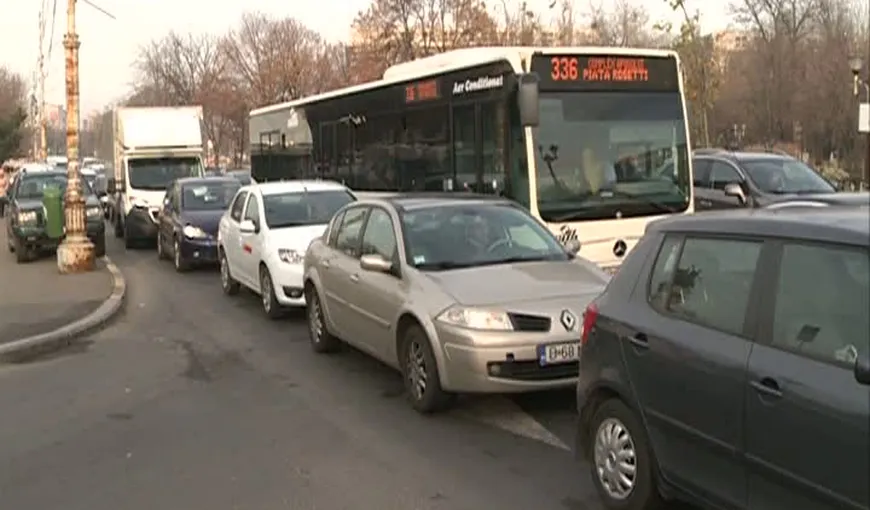 ASFALT SURPAT în Bucureşti. Trafic de coşmar în zona Eroilor, după ce circulaţia a fost restricţionată VIDEO