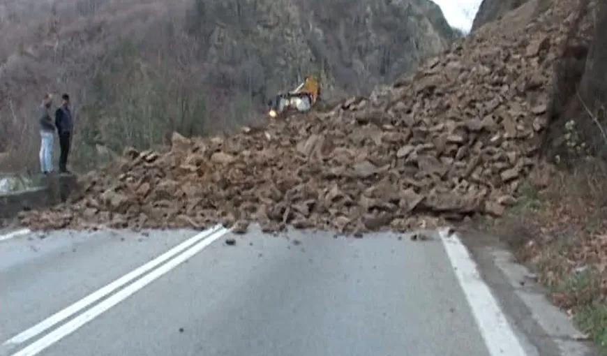 Valea Oltului, blocată de bolovanii căzuţi pe şosea. Circulaţia a fost reluată după mai multe ore VIDEO