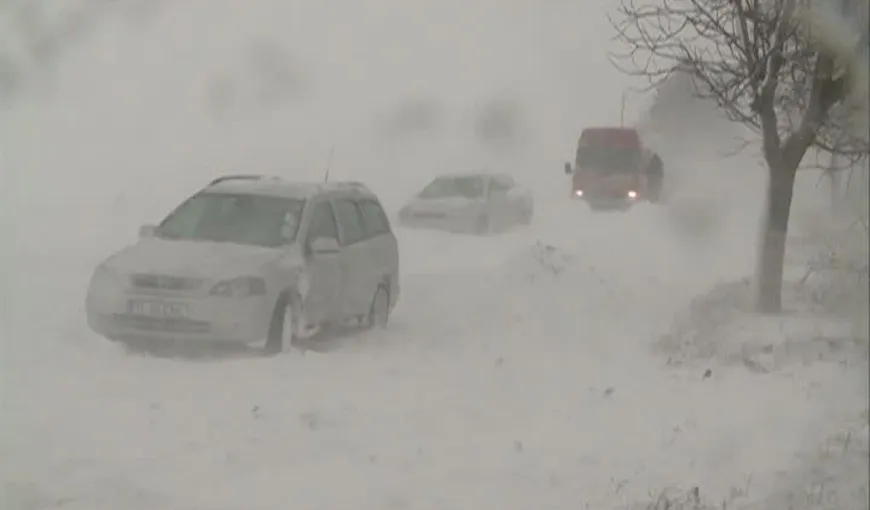 Iarna a făcut PRĂPĂD: Drumuri închise, maşini blocate în troiene, zeci de sinistraţi VIDEO