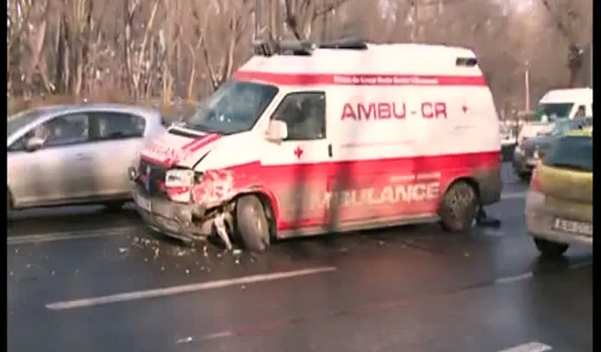 Accident cu o ambulanţă în centrul Capitalei, la Arcul de Triumf VIDEO