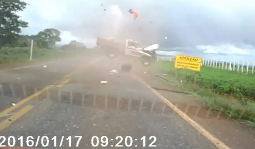 Accident spectaculos în Brazilia: Şoferul şi un pasager au supravieţuit în mod miraculos VIDEO