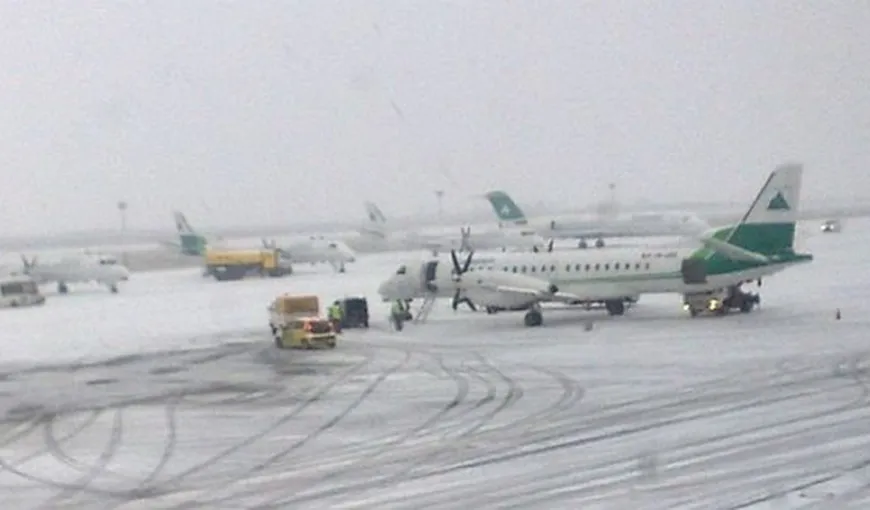 Traficul aerian se desfăşoară în condiţii de iarnă. Unele zboruri au întârzieri de zeci de minute