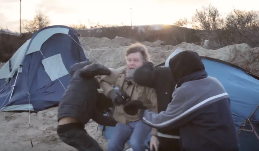 Scene şocante într-o tabără de refugiaţi din Franţa. Jurnalişti atacaţi cu cuţite de imigranţi