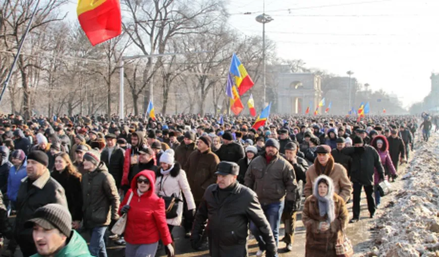 A treia zi de proteste la Chişinău. Manifestanţii au mers la sediul televiziunii Moldova 1