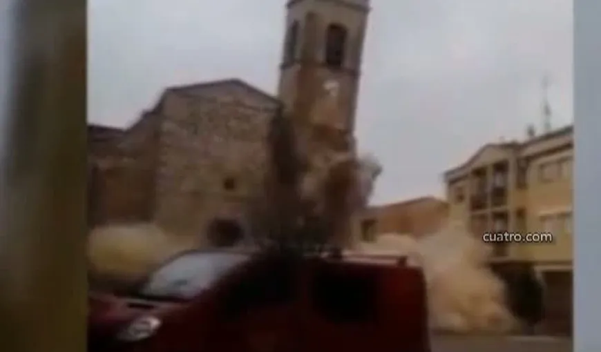 Clopotniţa unei biserici vechi din Spania s-a prăbuşit sub privirile îngrozite ale trecătorilor VIDEO