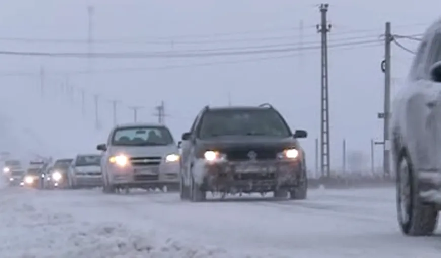 Şoferii blocaţi în Hârşova au plecat în convoi, însoţiţi de poliţişti şi utilaje de deszăpezire VIDEO