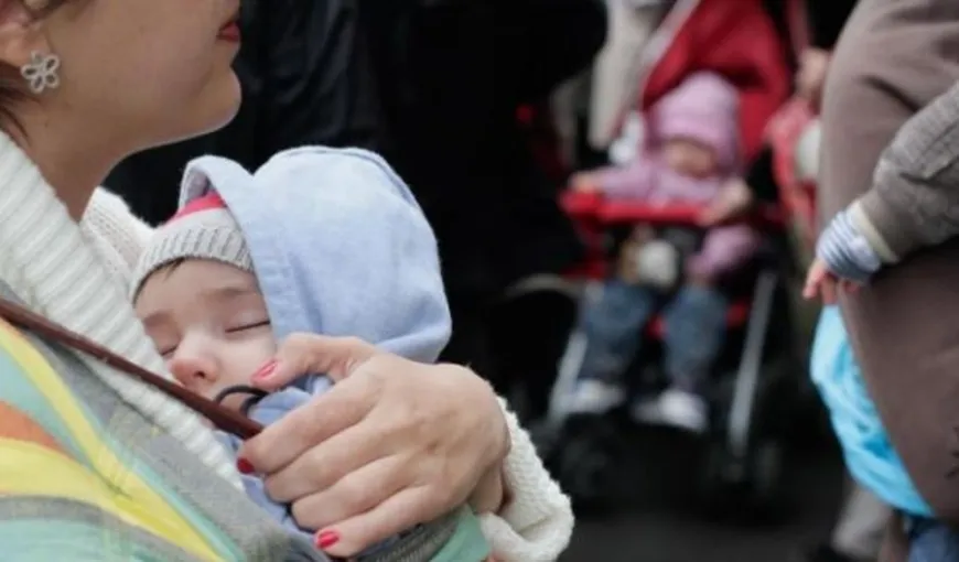 Parlamentarii propun SCHIMBĂRI în acordarea indemnizaţiei pentru creşterea copilului. Ce BANI ar primi familiile